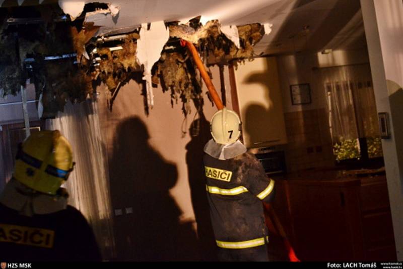 Požár střechy domu v Proskovicích. 