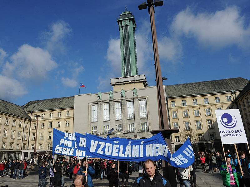 Ve středu se městem prošel protestní průvod, byl další z akcí pořádaných v rámci takzvaného Týdne neklidu. Studenti a někteří pedagogové projevují svůj nesouhlas s reformou.