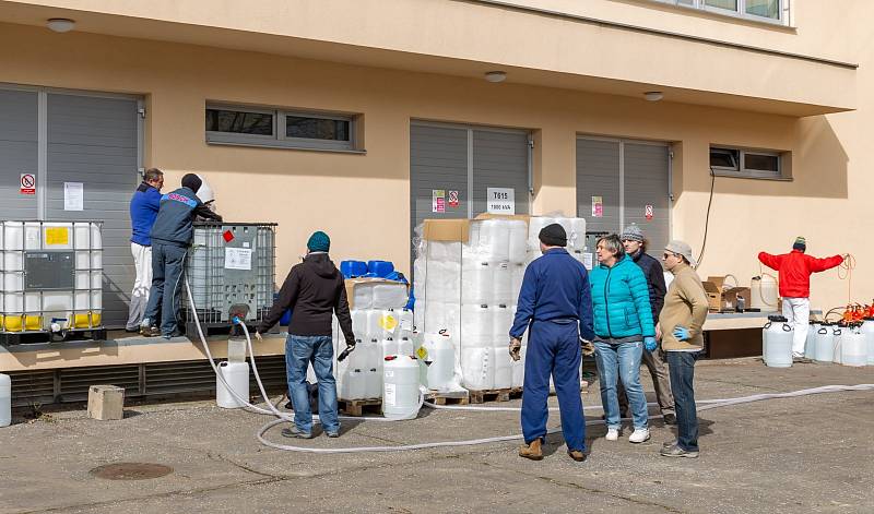 VÝROBA lihové dezinfekce na ruce na Vysoké škole báňské – Technické univerzitě Ostrava, produkce je zatím pouze pro kraj, ale už loudí i odjinud.