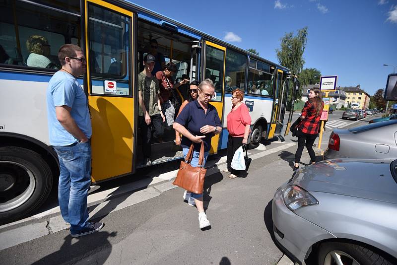 Čtvrtek 30. července 2015. Dříve dopravní tepna v centru Ostravy, nyní je z Nádražní ulice staveniště.