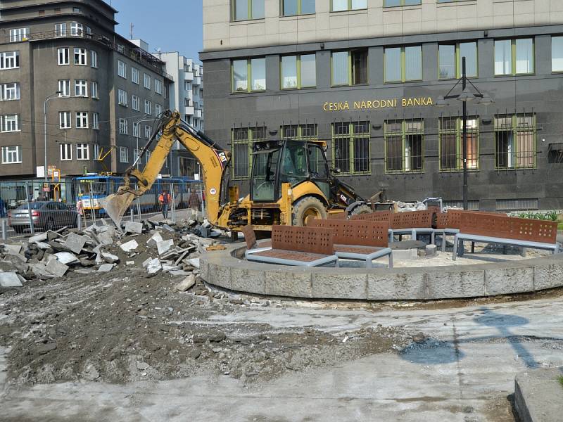 Na náměstí Dr. E. Beneše v centru Ostravy v úterý 4. dubna 2017. Rekonstrukce začala.