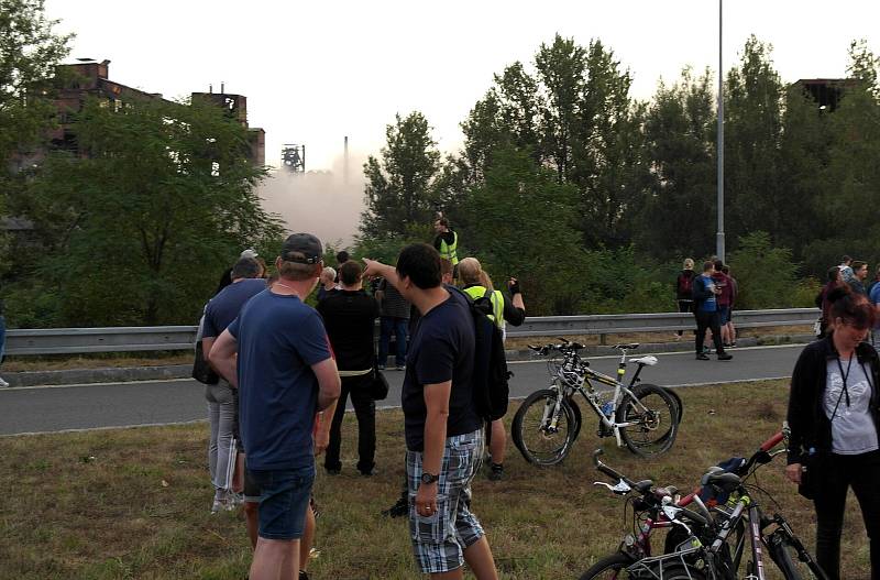 Na odstřel vítkovického komínu Strakáč, 3. srpna 2019 v Ostravě se přišly podívat i celé rodiny.