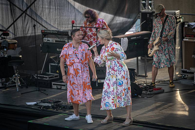 Open air koncert kapely Monkey Business v rámci Barrák music hradu, který se uskutečnil na Sleszkoostravském hradě, 1. července v Ostravě.