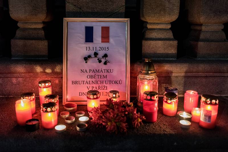 Lidé na Masarykově náměstí v centru Ostravy zapalovali svíčky za oběti pařížského masakru.