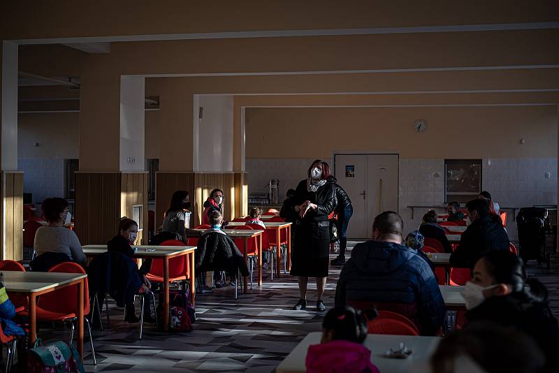 Ilustrační foto. Takto vypadal první den antigenního testování žáků na ZŠ Sekaniny v Ostravě, 12. dubna 2021.