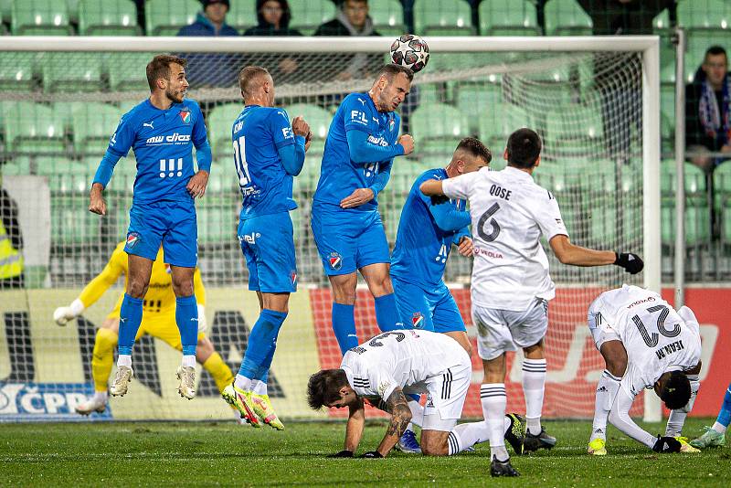 Utkání 12. kola první fotbalové ligy: MFK Karviná - Baník Ostrava, 24. listopadu 2021 v Karviné. (střed) David Lischka z Ostravy a Kristi Qose z Karviné.