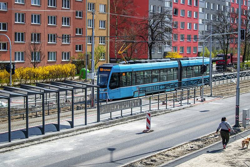 Modernizovaná lokalita Kotva v Ostravě-Výškovicích čítá novou unikátní, kilometrovou trať, kterou čeká ozelenění, moderní tramvajové a autobusové zastávky a upravenou frekventovanou křižovatku.