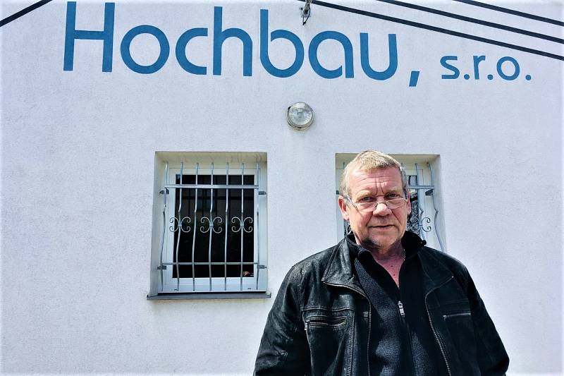 Zástupce společnosti Hochbau Jaroslav Jarmar u sídla společnosti, která v Ostravě za půl až tři čtvrtě miliardy zastaví část obří proluky mezi Porubou a Svinovem rodinnými domy a infrastrukturou.