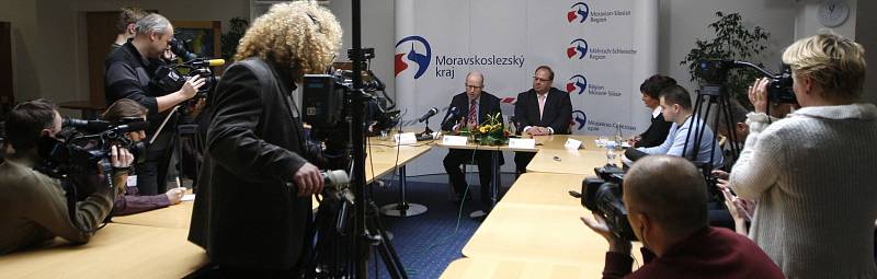 Premiér České republiky Bohuslav Sobotka s hejtmanem Moravskoslezského kraje na tiskové konferenci.