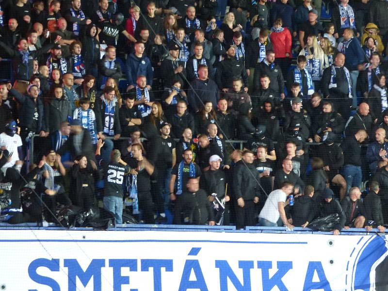 Fotbalisté Baníku Ostrava (v bílém) na Letné, kde remizovali se Spartou 1:1. Podpořit je přijel i početný tábor fanoušků.