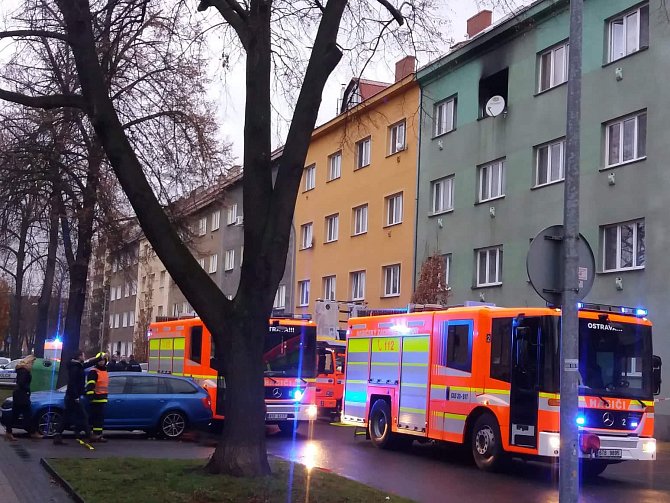 Zásah hasičů u požáru v ostravské Korunní ulici.