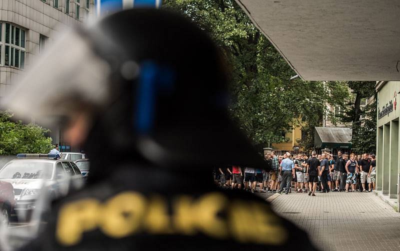 Šedesát lidí bylo zajištěno po sobotní demonstraci proti imigrantům, která se konala na Masarykově náměstí. Protestující se po ukončení akce vydali do Ostravy-Přívozu.