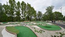 GOLF PARK LHOTKA nabízí cvičnou louku s odpališti zvanou driving range, chipping green pro rány z terénu, cvičné jamkoviště (putting green), zmenšený adventure golf s překážkami a kavárnu. 