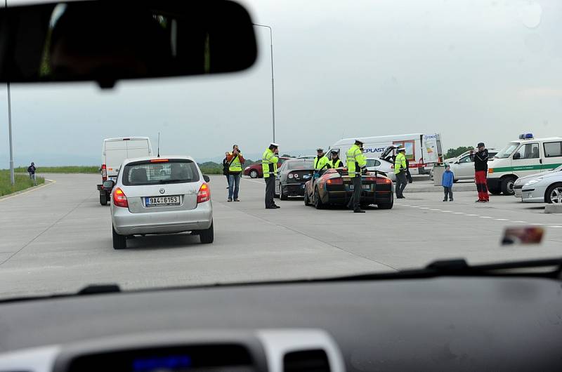 Zhruba stovka sportovních automobilů projela v rámci mezinárodního závodu Gumball 3000 i ostravským úsekem dálnice.