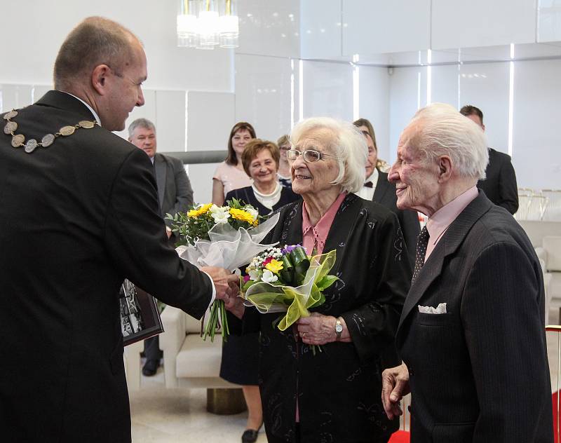 Manželský slib po 75 letech - manželé František a Jarmila Galasovi v Ostravě oslavili nebeskou svatbu.