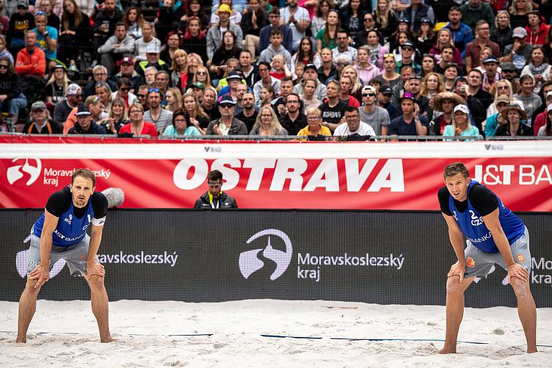 Turnaj Pro Tour kategorie Elite v plážovém volejbalu, 29. května 2022 v Ostravě. Finálové utkání mužů. (zleva) Ondřej Perušič (CZE) a David Schweiner (CZE).