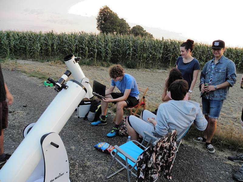 Jedno z pozorovacích stanovišť vzniklo u Darkoviček poblíž Hlučína, kde se amatérští astronomové pravidelně scházejí.