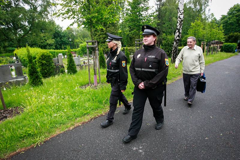 Strážníci městské policie dohlížejí na bezpečí v areálu Krematoria ve Slezské Ostravě.