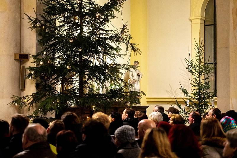 Půlnoční pontifikální mše sv. v katedrále Božského Spasitele, 24. prosince 2019 v Ostravě.
