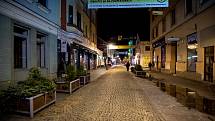 Prázdná Stodolní ulice 13. března 2020 v Ostravě. Vláda ČR vyhlásila dne 12. března 2020 stav nouze a rozhodla, že všechny restaurace a hospody budou kvůli koronavirovým opatřením uzavřeny ve 20:00.