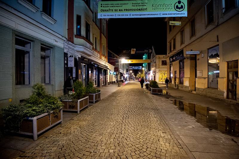 Prázdná Stodolní ulice 13. března 2020 v Ostravě. Vláda ČR vyhlásila dne 12. března 2020 stav nouze a rozhodla, že všechny restaurace a hospody budou kvůli koronavirovým opatřením uzavřeny ve 20:00.
