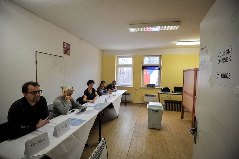 Takto vypadá volební místnost 19003, kam voliči nechodí.