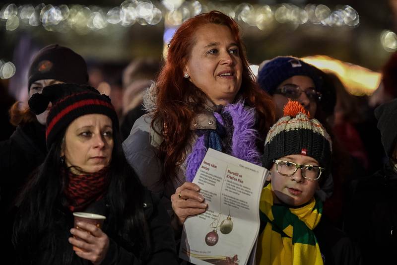 Akce Deníku Česko zpívá koledy na Masarykově náměstí v Ostravě, středa 12. prosince 2018.