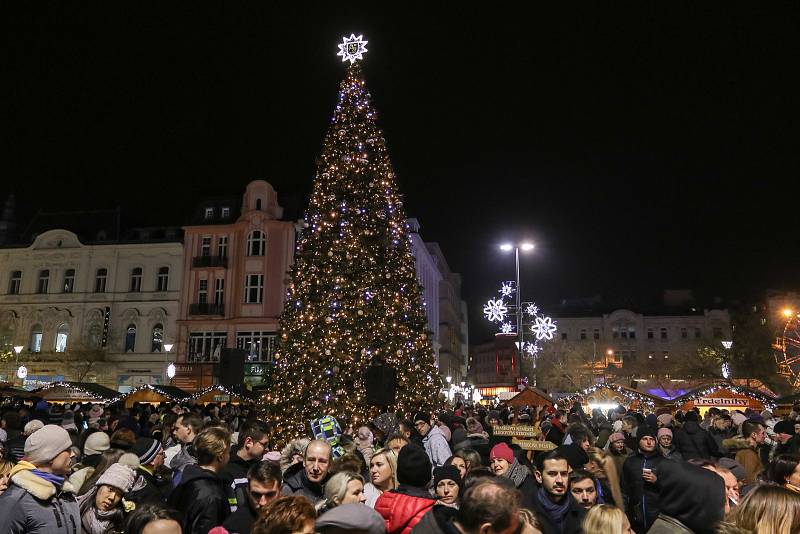 Vánoce v Ostravě. Ilustrační foto z rozsvícení vánočního stromu na Masarykově náměstí v centru města, 2. prosince 2018.