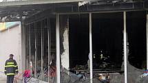 Hasiči odklízeli ohořelé vybavení obchodu, probíhal úklid trosek a pokračovalo vyšetřování příčin požáru. 
