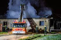 Zásah hasičů u nočního požáru v zahradnictví v Ostravě-Porubě, listopad 2023.