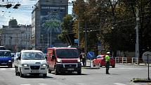 Frekventovanou křižovatku ulice Muglinovské, Sokolské třídy a ulice Mariánskohorské v Ostravě-Přívoze místo světelné signalizace nyní řídí policisté.