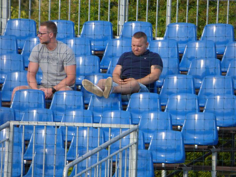 Fotbalisté Baníku Ostrava (v modrém) v přípravném utkání v Líšni.