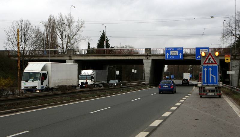 Dva vytížené dvojmosty ze sedmdesátých let minulého století nad Rudnou ulicí a Polaneckou spojkou projdou v příštích letech rozsáhlou rekonstrukcí. 