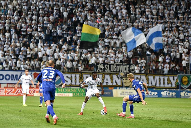 Utkání 8. kola první fotbalové ligy: SK Sigma Olomouc - FC Baník Ostrava 17. září 2021 v Olomouci. (střed) Collins Yira Sor z Ostravy a Ondřej Zmrzlý z Olomouce.