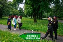 Strážníci městské policie dohlížejí na bezpečí v areálu Krematoria ve Slezské Ostravě.