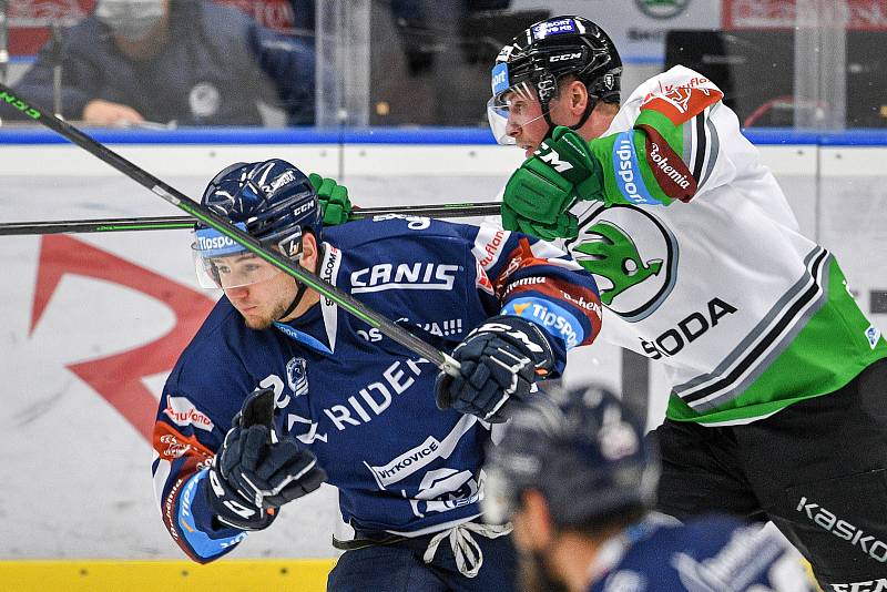 Utkání 22. kola hokejové extraligy: HC Vítkovice Ridera - BK Mladá Boleslav, 5. listopadu 2021 v Osravě. (zleva) Petr Fridrich z Vítkovic a Jan Stránský z Boleslavi.