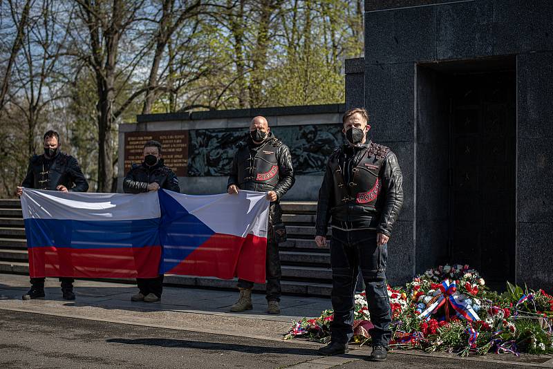 Čeští příznivci ruského motorkářského klubu Noční vlci se sešli u památníku vojáků Rudé armády v Komenského sadech, 30. dubna 2021 v Ostravě.