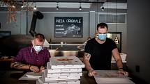 Restaurace pizza Coloseum nabízí jídlo zdarma složkám IZS a zdravotníkům, 18. března 2020 v Ostravě.