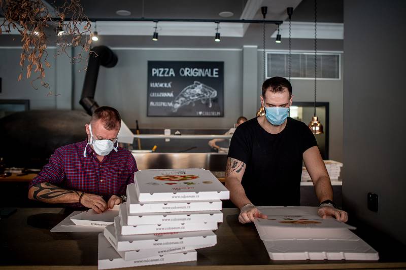 Restaurace pizza Coloseum nabízí jídlo zdarma složkám IZS a zdravotníkům, 18. března 2020 v Ostravě.