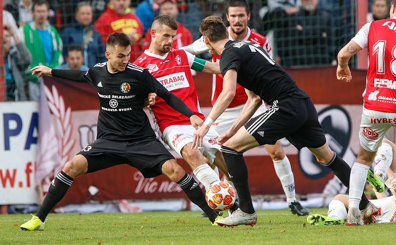 Utkání Fobalové národní ligy mezi FK Pardubice (ve červenobílém) a MFK Vítkovice ( v černém) na hřišti pod Vinicí v Pardubicích.