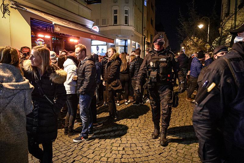 Stodolní ulice 4. prosince 2020 v Ostravě. Policie kontroluje uzavření vnitřních prostor po 22:00 hodině, díky vládním opatřením k zamezení šíření koronavirového onemocnění COVID-19.