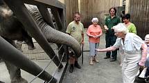 Sloní matku Johti její mládě Rashmi ušily z látek v dílnách klientky Domova pro Seniory Sluníčko v Ostravě-Zábřehu. Dárek pro ostravskou zoo ve středu předaly jejímu řediteli Petru Čolasovi přímo v pavilonu slonů. 