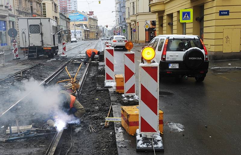 Výluku tramvají v centru Ostravy způsobila v neděli výměna kolejí v ulici Nádražní.