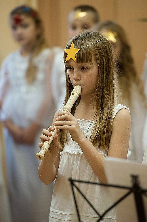 Školáci z Ostrčilky připravili Mikulášskou nadílku pro děti, které jsou momentálně kvůli svým zdravotním trablům v dětském oddělení městské nemocnice Ostrava-Fifejdy. 