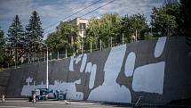 Na opěrné zdi nad stadionem Bazaly v Ostravě začalo vznikat velkoplošné umělecké dílo, 3. sprna 2022, Ostrava.