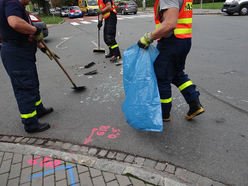 Srážka tří aut ve Výstavní ulici v Ostravě-Mariánských Horách.