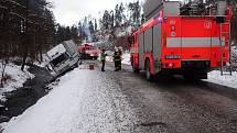 Nákladní automobil Iveco skončil nebezpečně nakloněný nad potokem.