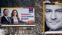 Parlamentní volby na Slovensku, 29. února 2020 v Makově. Vlevo billboard politické strany Vlast (VLASŤ) - Štefan Harabin a Iveta Gálošová Bušová.