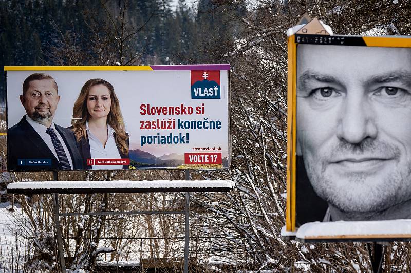 Parlamentní volby na Slovensku, 29. února 2020 v Makově. Vlevo billboard politické strany Vlast (VLASŤ) - Štefan Harabin a Iveta Gálošová Bušová.