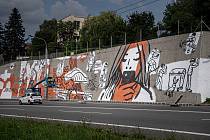 Na opěrné zdi nad stadionem Bazaly v Ostravě začalo vznikat velkoplošné umělecké dílo, 15. sprna 2022, Ostrava.